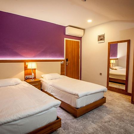 Business Palas Otel Коджаели Екстериор снимка