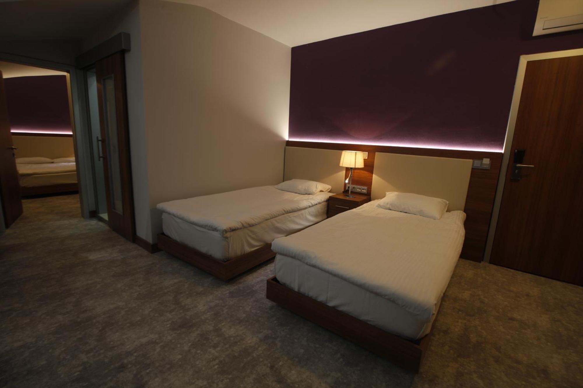 Business Palas Otel Коджаели Екстериор снимка