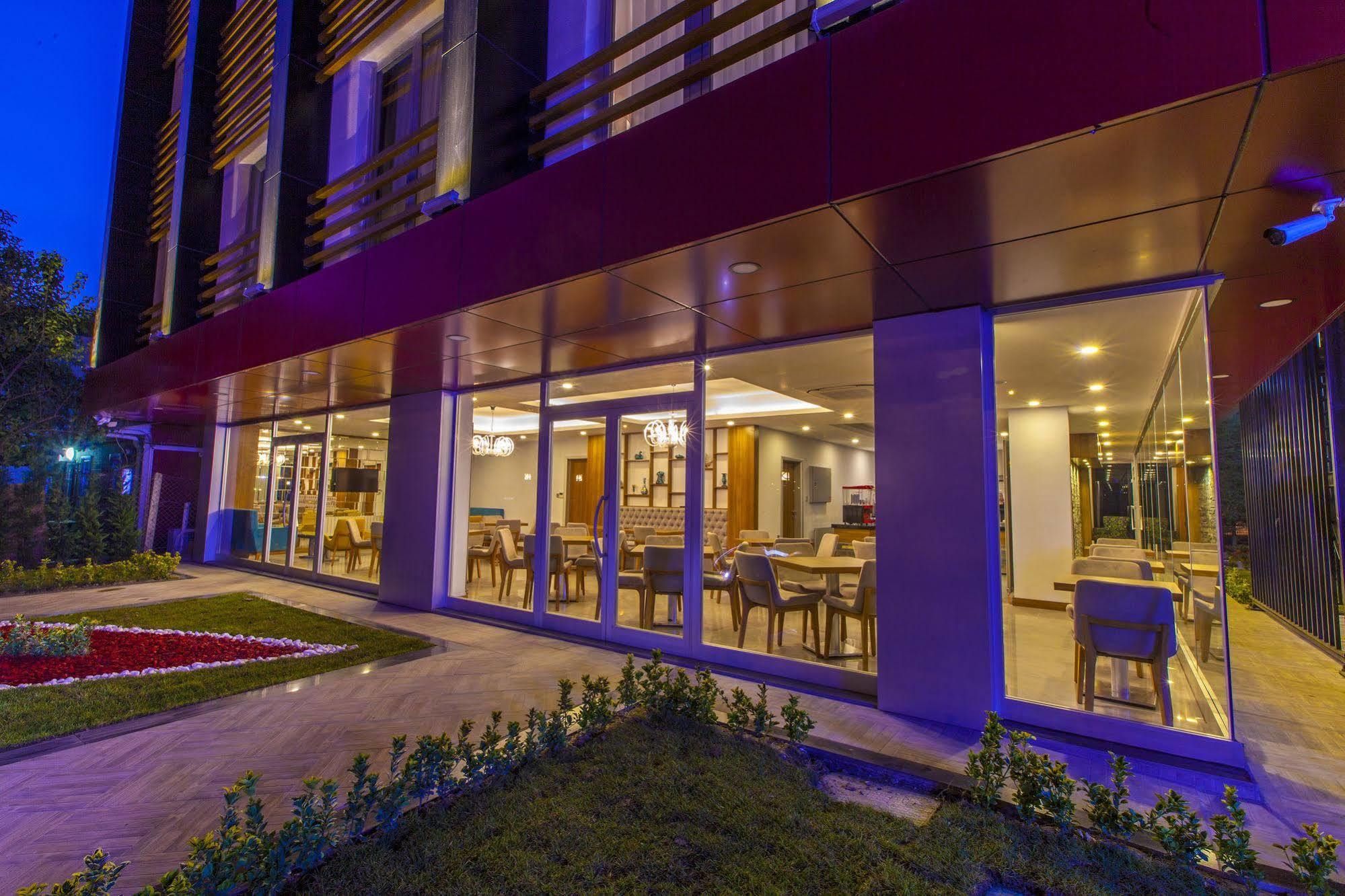 Business Palas Otel Коджаели Екстериор снимка