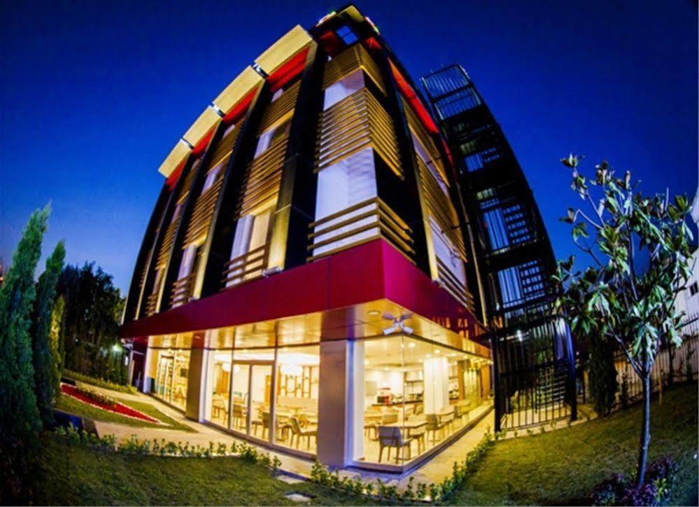 Business Palas Otel Коджаели Екстериор снимка