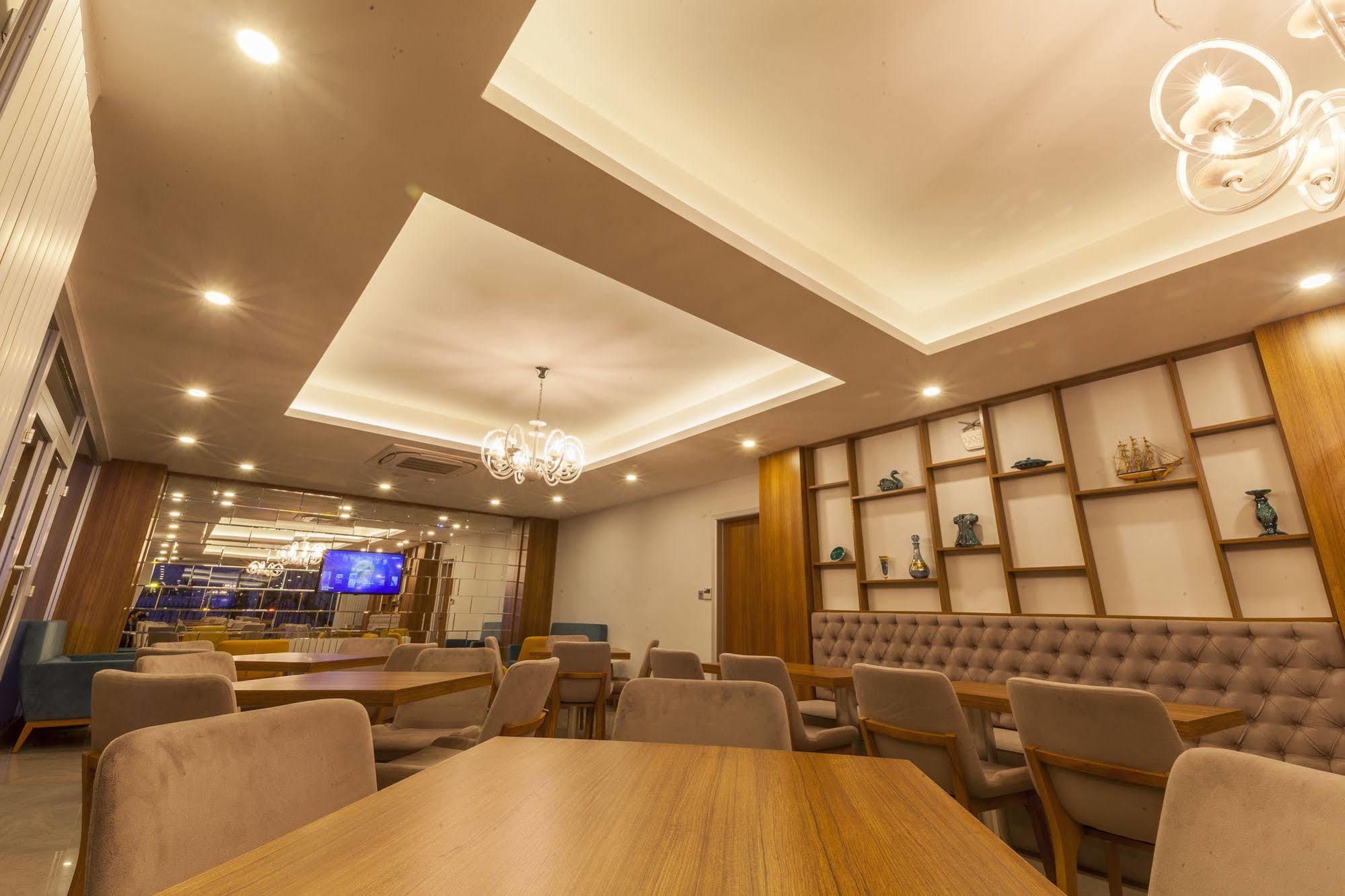 Business Palas Otel Коджаели Екстериор снимка