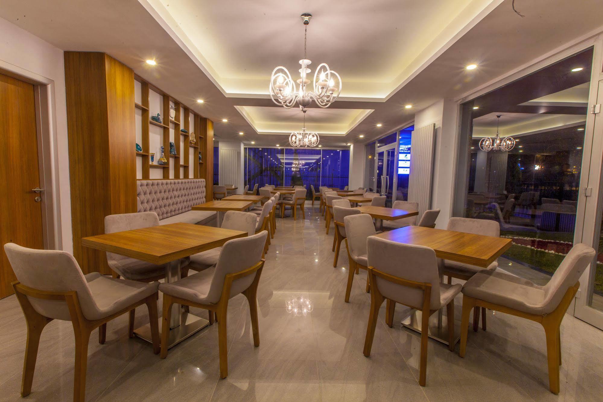 Business Palas Otel Коджаели Екстериор снимка