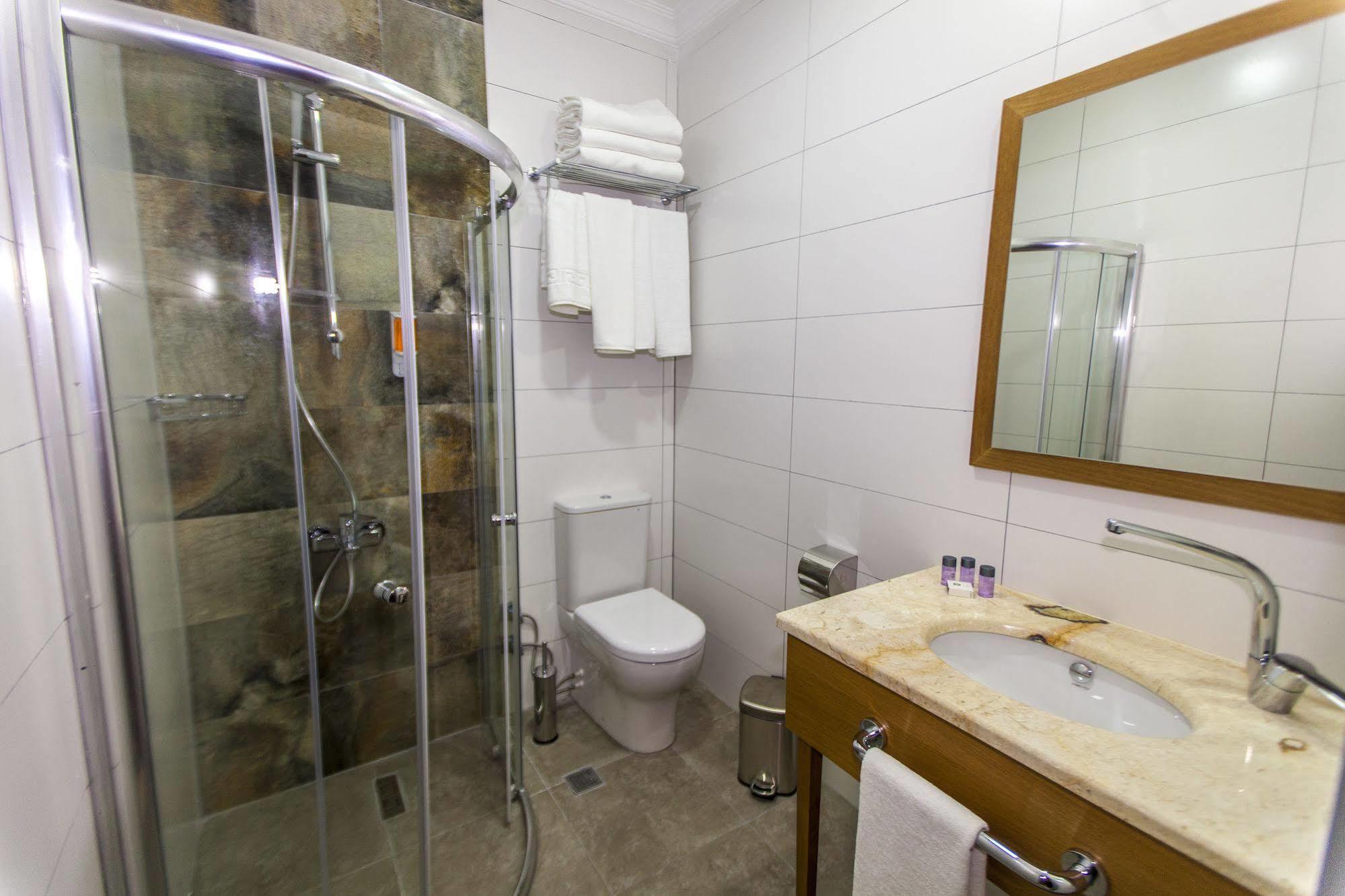 Business Palas Otel Коджаели Екстериор снимка
