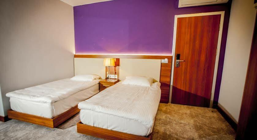 Business Palas Otel Коджаели Екстериор снимка